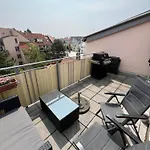 City-apartment With Private Rooftop Terrace شقة *